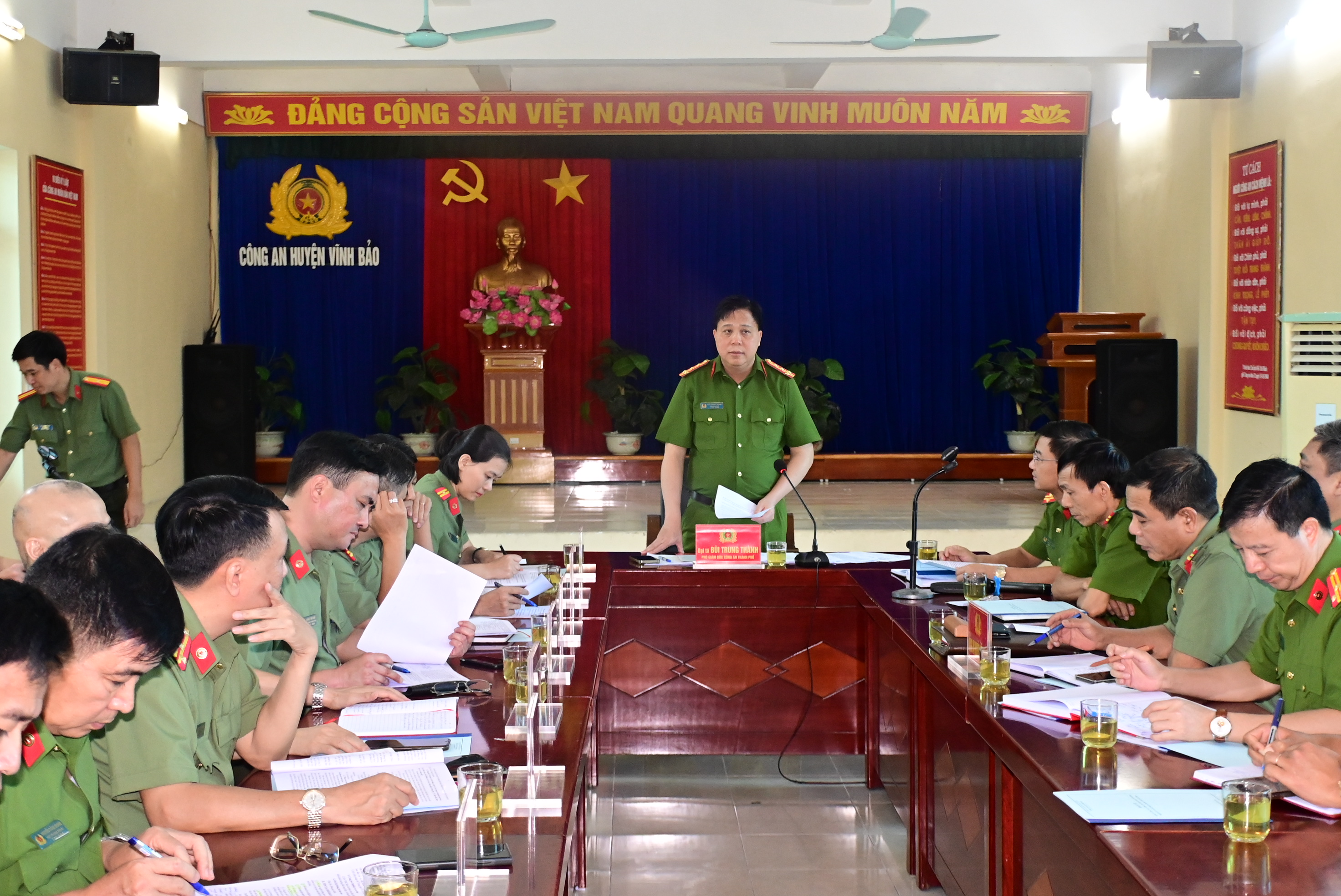 Đại tá Bùi Trung Thành - Phó Giám đốc CATP kiểm tra công tác công an 6 tháng tại CAH Vĩnh Bảo
